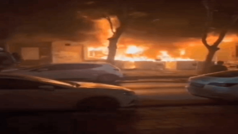 Küçükçekmece'de korkutan yangın: Beyaz eşya deposu alev alev yandı