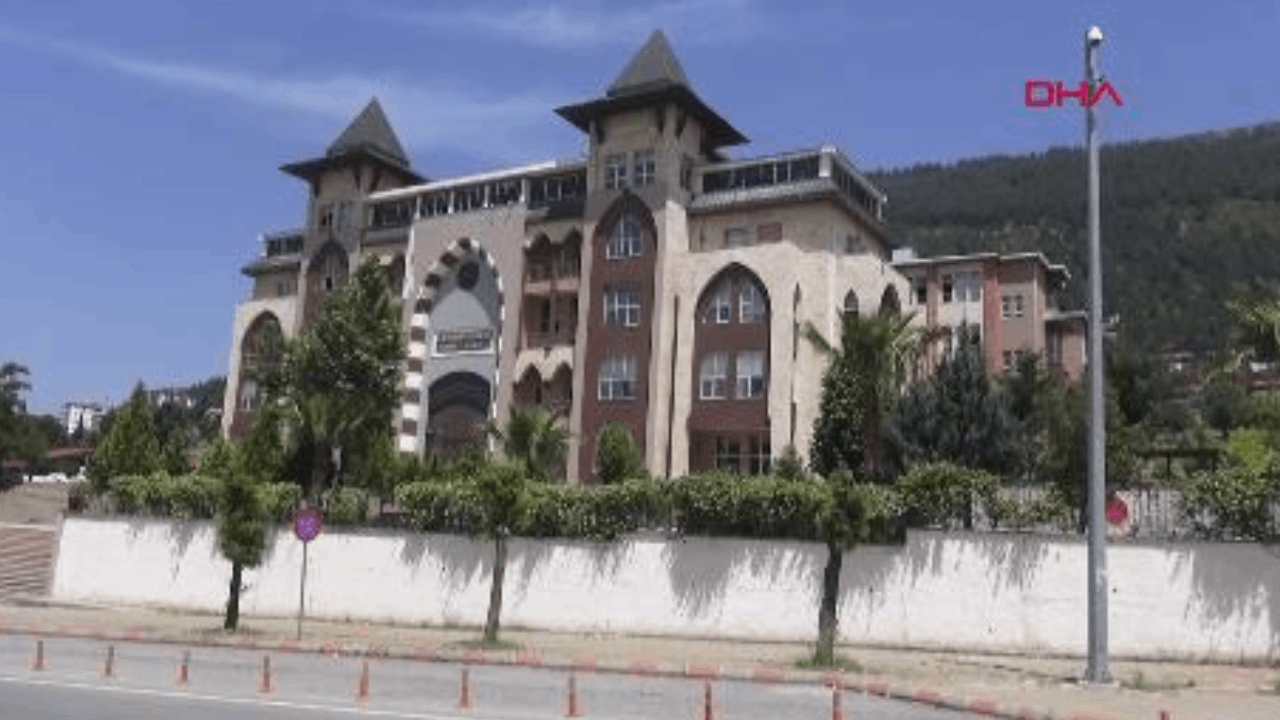 130 kişinin öldüğü Çuhadar Sitesi davasında 1 hapis, 1 beraat