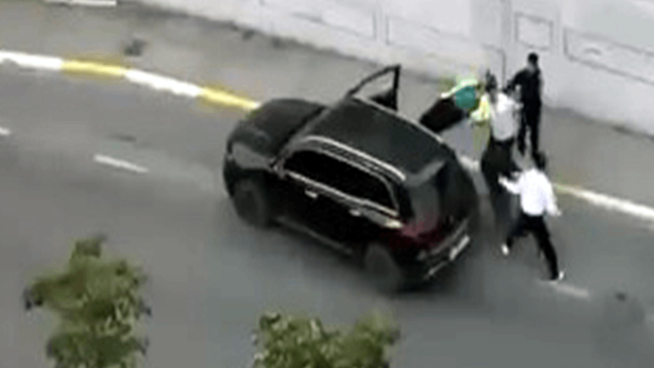 Avcılar’da tekmeli yumruklu trafik kavgası: Tehlikeli anlar kamerada