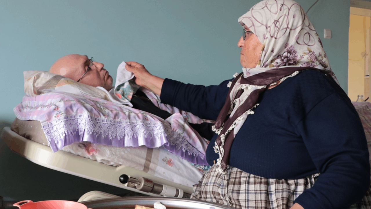 Fedakar anne 16 yıldır yatağa bağımlı oğluna bakıyor