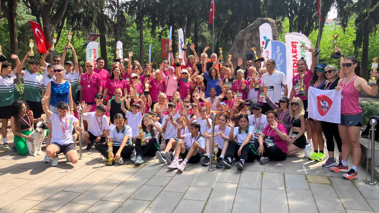 İzmirliler binlerce kişi  Zübeyde annelerine koştu kupaları topladılar