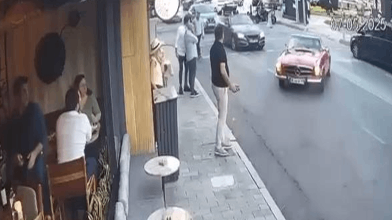 Vale teslim aldığı klasik araçla başka araca çarptı