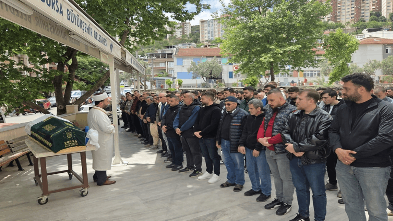 Motosiklet kazasında ölen eski futbolcu toprağa verildi