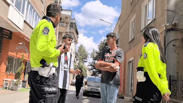 Kaldırımda yürürken felaketi yaşadı: Motosikletle bıçakladılar