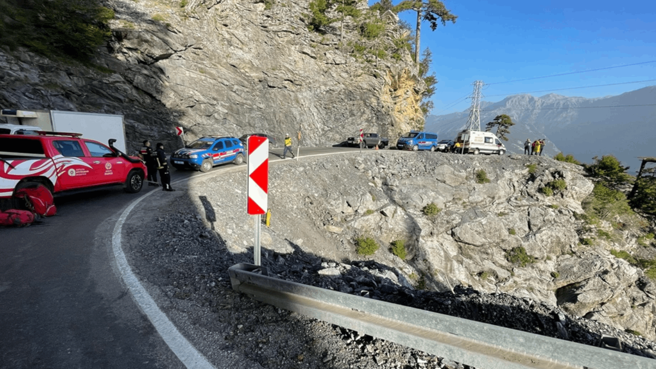 Otomobil uçuruma yuvarlandı: Feci kaza can aldı!