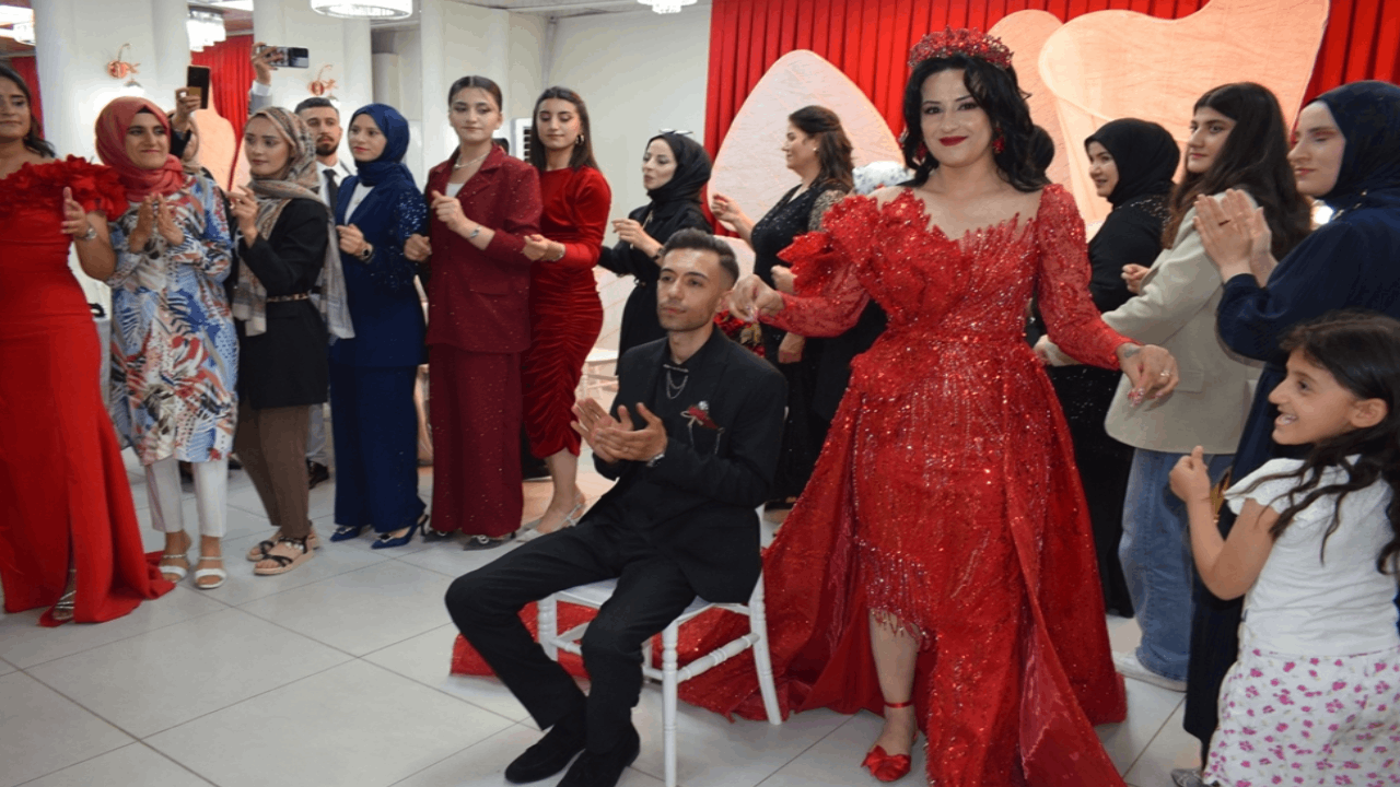 İşitme ve konuşma engelli çiftin kınasında 'sessiz çiftetelli'