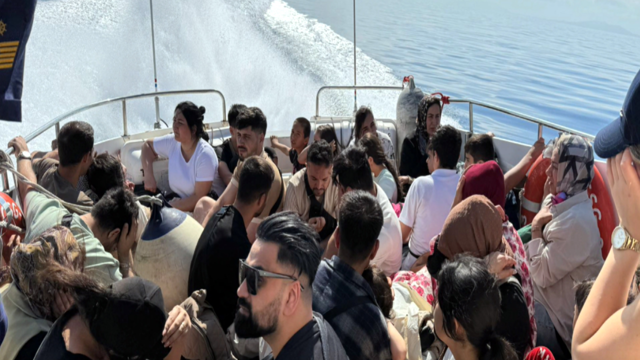 İtalya rotasında bir tekne dolusu göçmen ve iki kaçakçı yakalandı