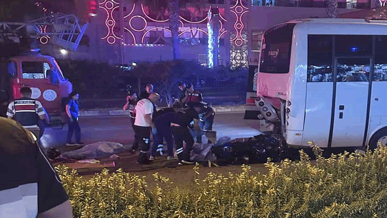 Motosiklet park halindeki midibüse çarptı: Feci kaza 2 can aldı
