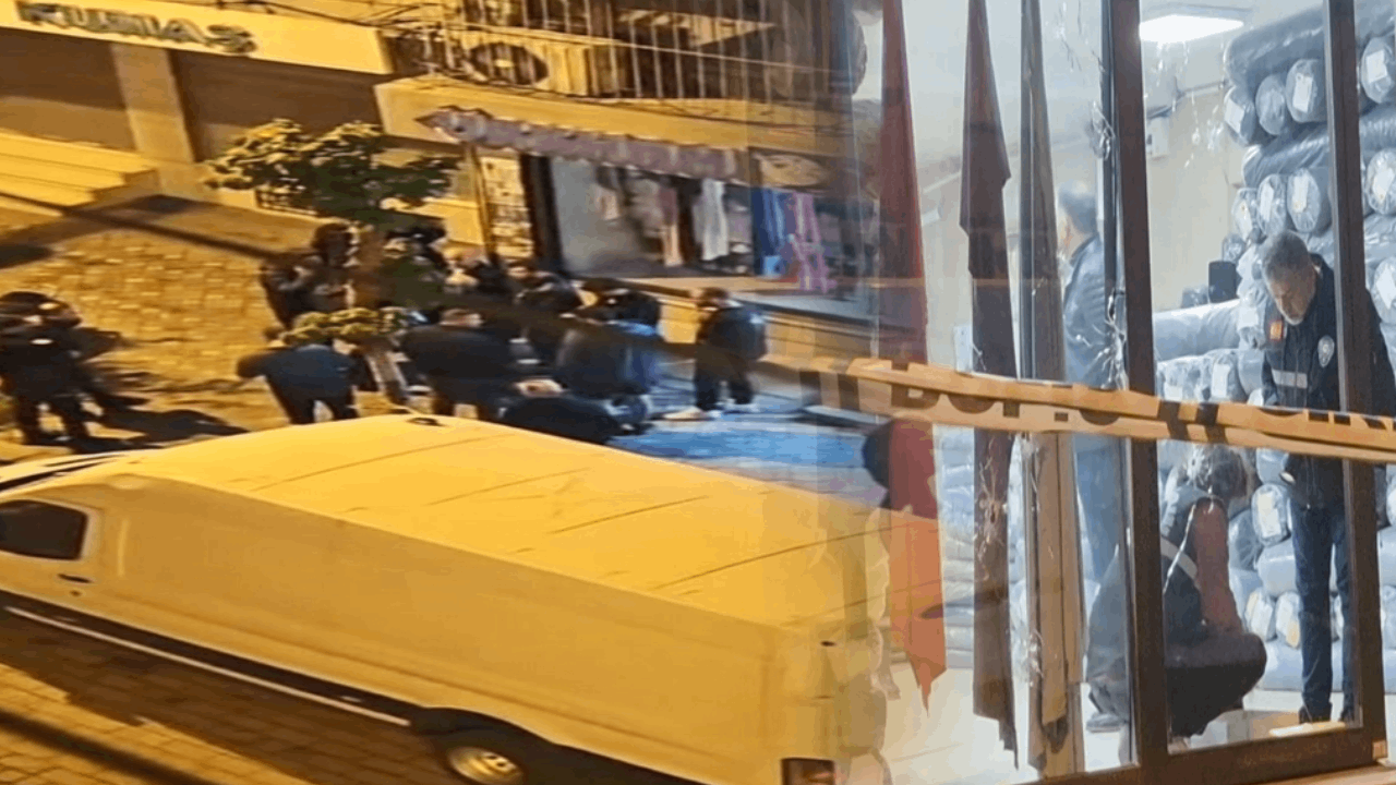 Zeytinburnu'nda dehşet anları: Kaza yapıp dükkanlarını kurşunladılar