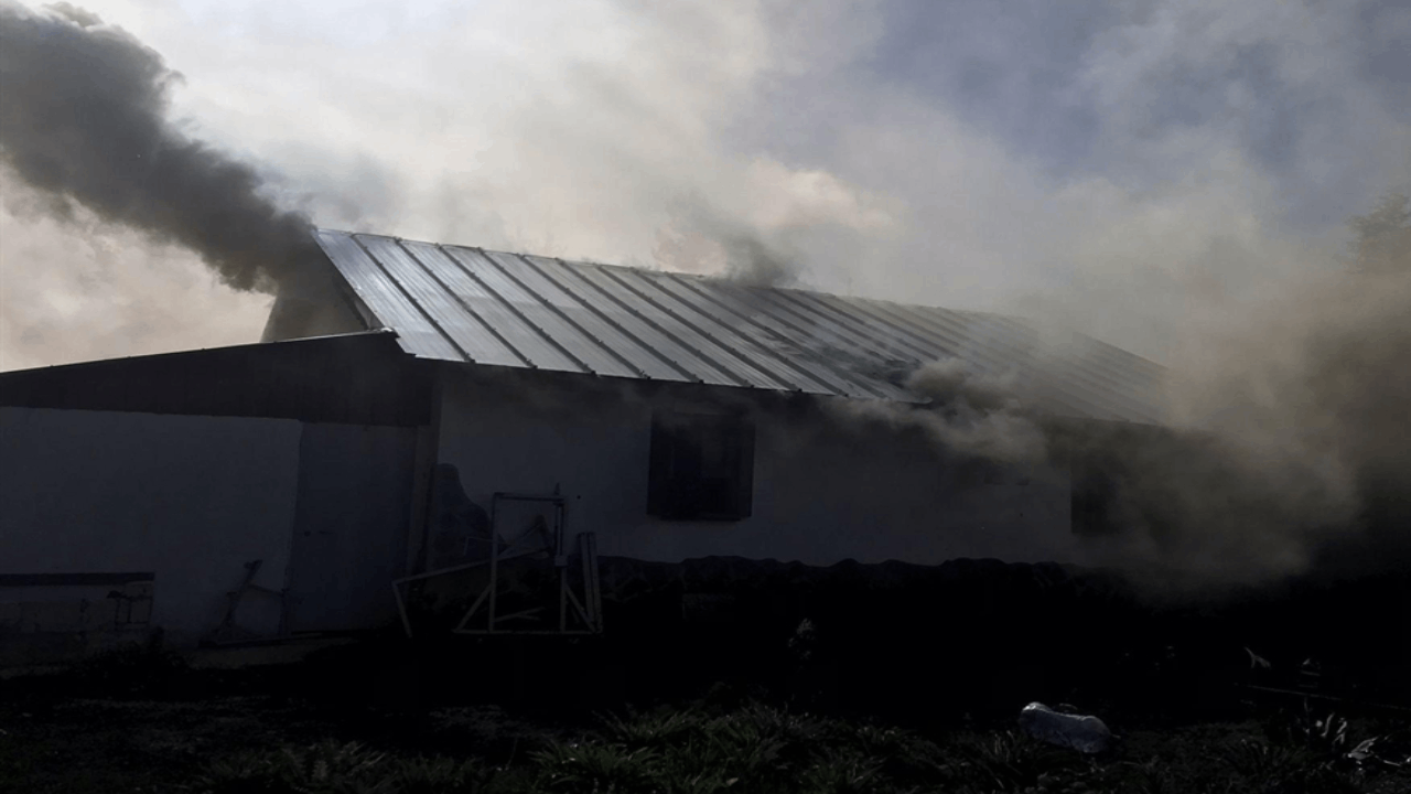 Yayla evinde çıkan yangında 4 kişi dumandan etkilendi