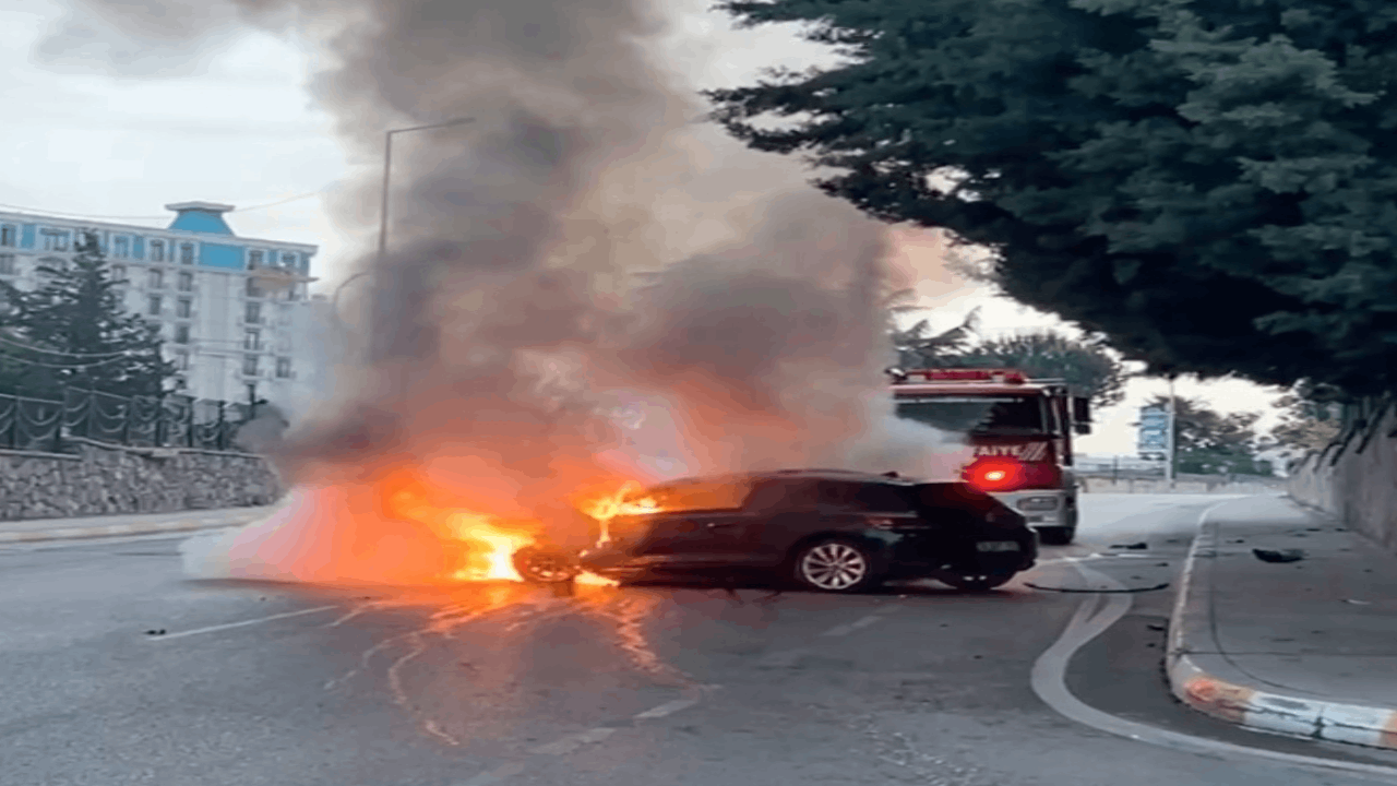 Pendik'te kaza yapan otomobil alev topuna dönmüş