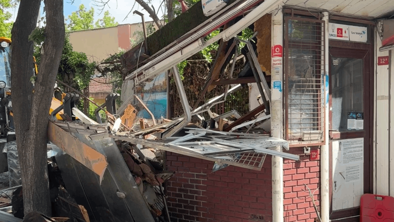 Avcılar'daki kaçak büfeler 15 yıl sonra yıkıldı
