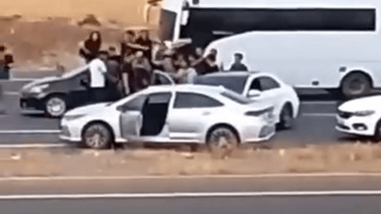Gümrük muhafaza memurunu yol ortasında dövdüler