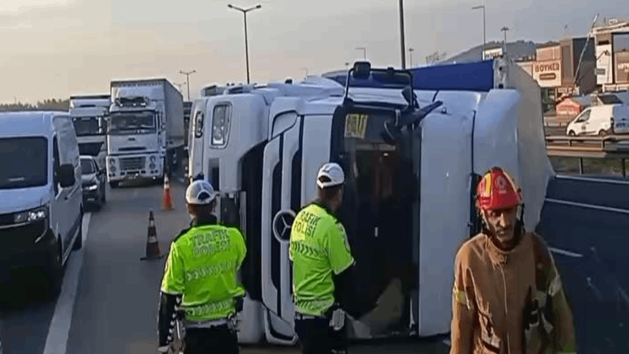Pendik TEM Otoyolu'nda TIR devrildi: Trafik kilitlendi