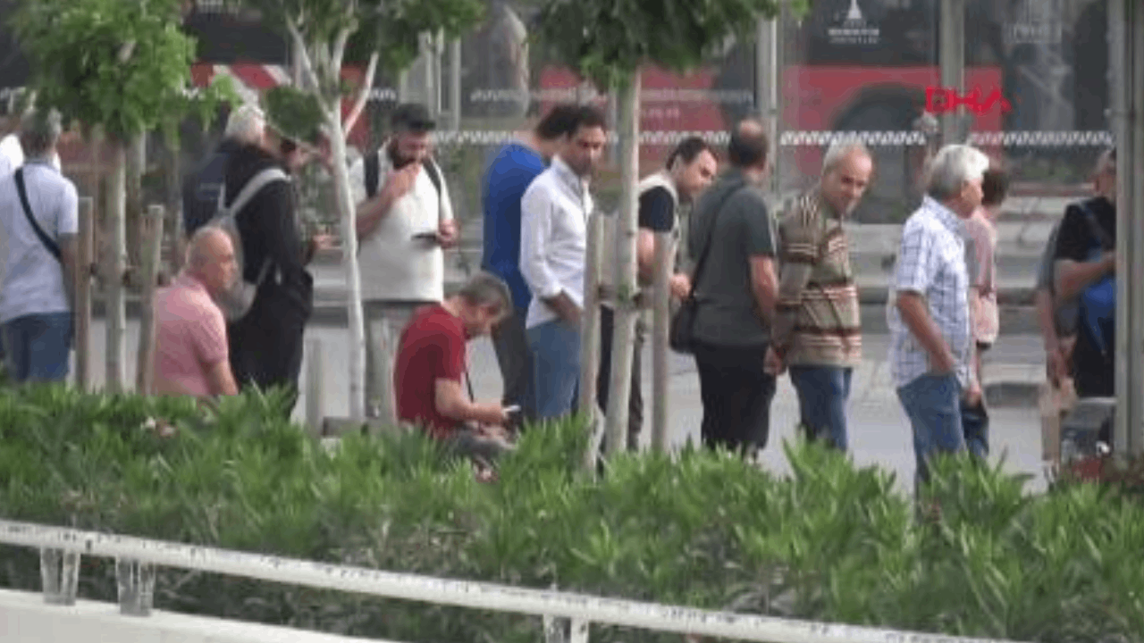 İzmir'deki grevin ikinci gününde her yer kilitlendi