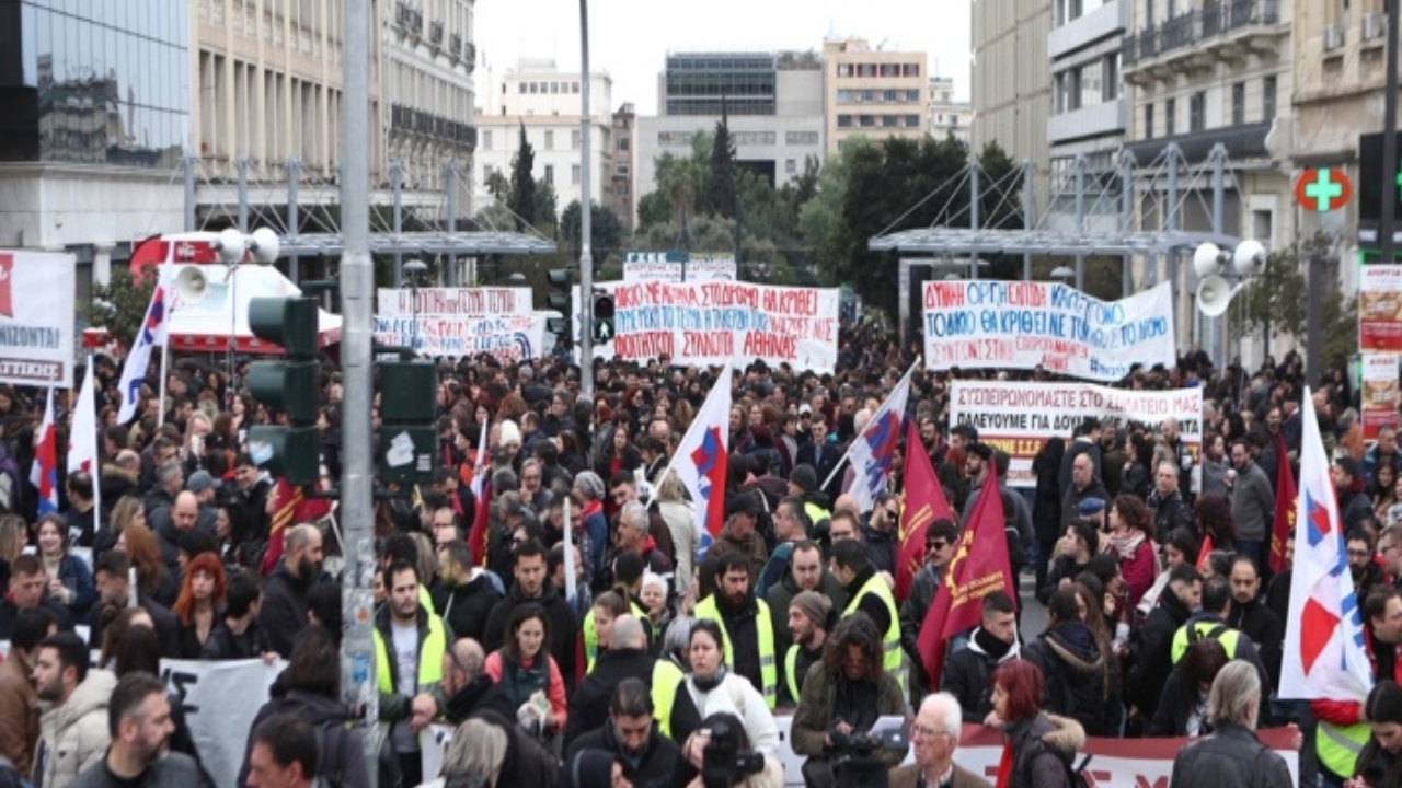 Komşuda bilim insanları ve araştırmacılar greve gitti