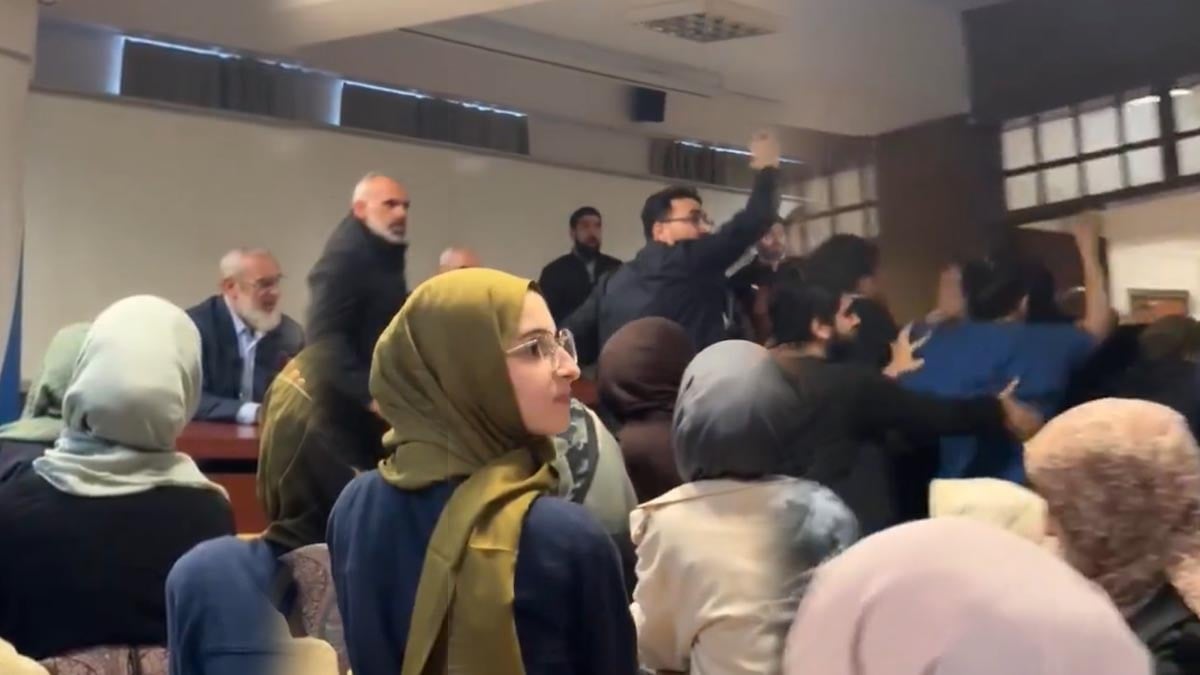 İslamcı Nurettin Yıldız Boğaziçi'nde konuştuğu salonda protesto edildi