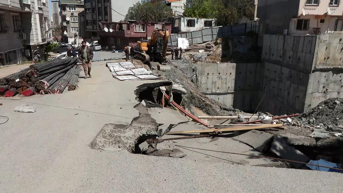 Gaziosmanpaşa'da yol çöktü, iki bina tahliye edildi