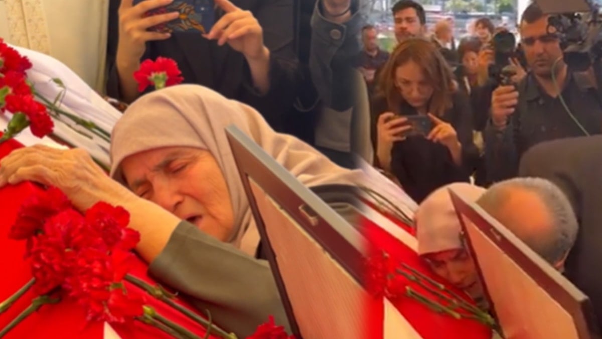 Sırrı Süreyya Önder'in annesi tabutun başında gözyaşlarına boğuldu: 'Niye bana küstün...'