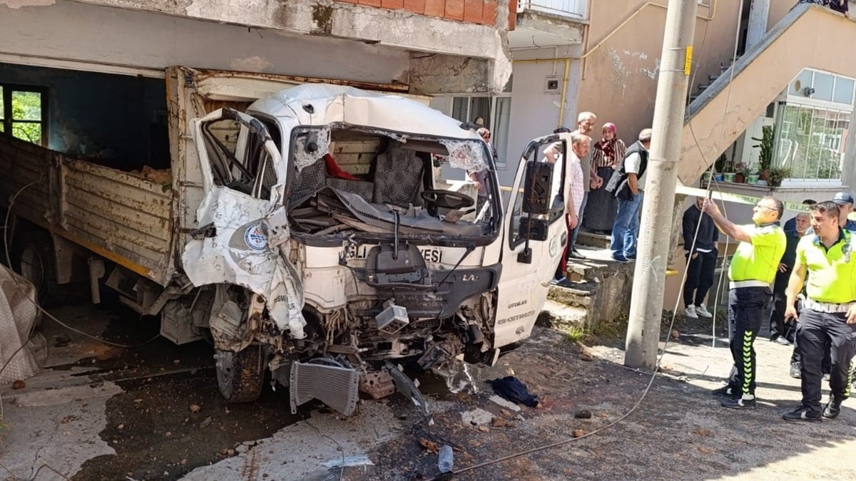 Freni arızalanan kamyonet garaja daldı: Yaralılar var