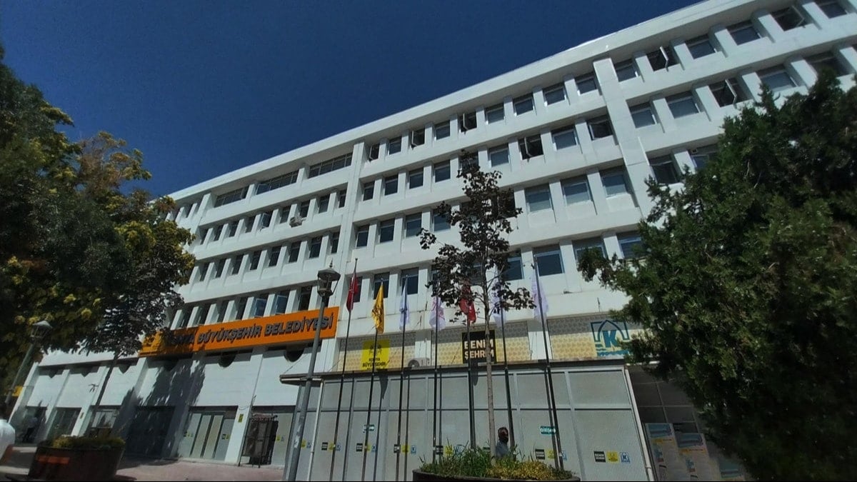 Borçlu belediye 5 ayda 438 milyon lira harcadı