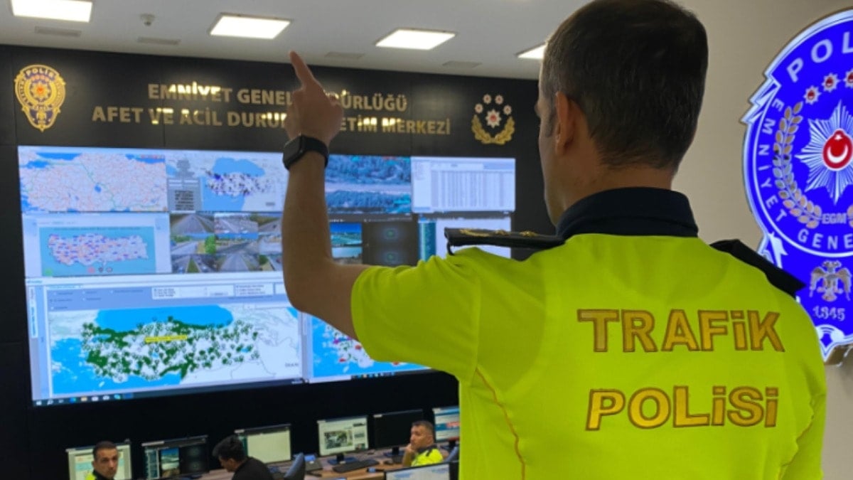 Emniyet teyakkuza geçti: 3 bin 'gizli' polis görev yapacak - sozcu.com.tr 04.06.2025 17:36