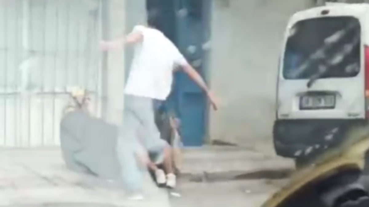 Cani evlat sokak ortasında annesini dövdü! Kimse yardım eli uzatmadı