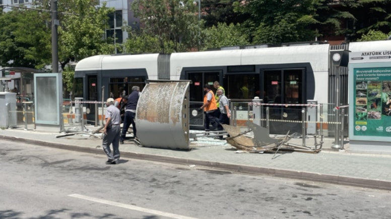 Şoför fenalaştı belediye otobüsü tramvaya çarptı! Durakta bekleyen yolcu yaralandı
