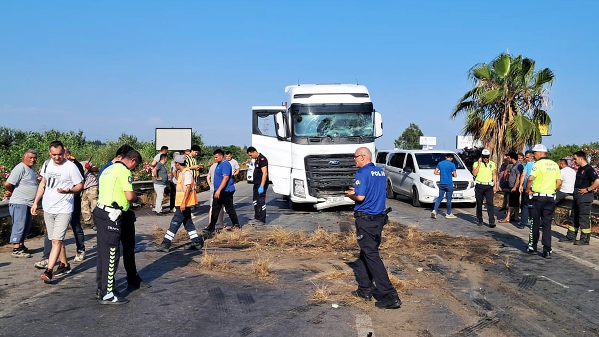Antalya'da zincirleme kaza: Turistler, havalimanına gitmek için yardım istedi