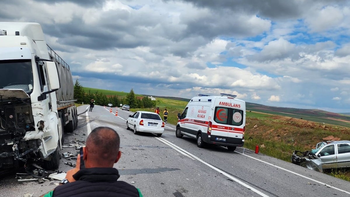Süt tankeri ile otomobil çarpıştı: Ölüler var
