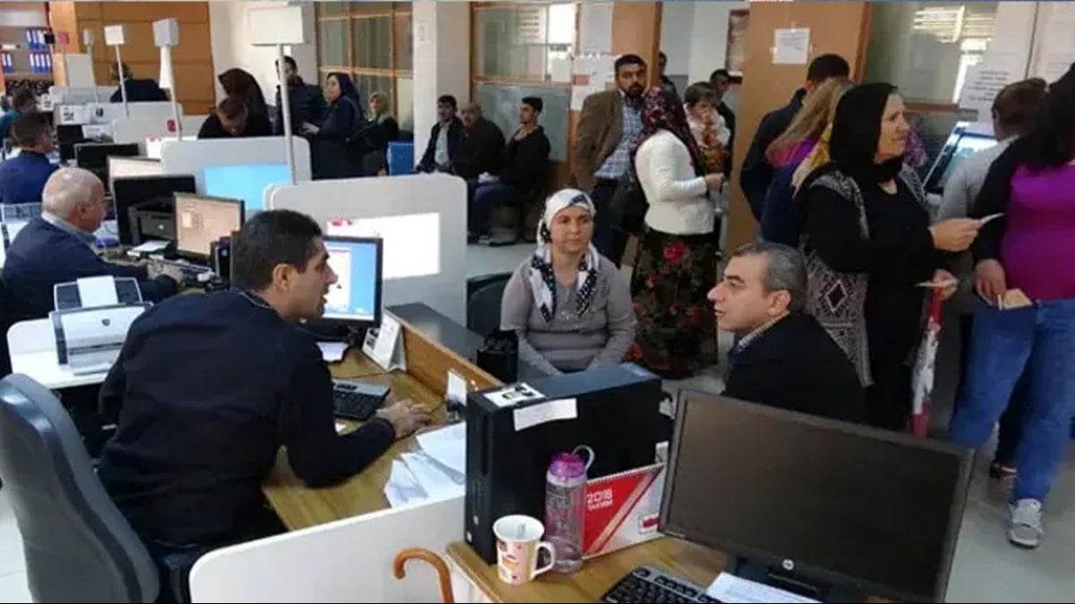 İlçe merkezlerinde kuyruk oluştu: 4 milyon kişi yetişemezse ceza yiyecek
