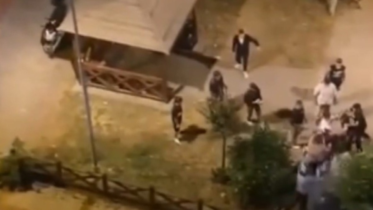 Ataşehir'de tekmeli yumruklu kavga! Polis zor ayırdı