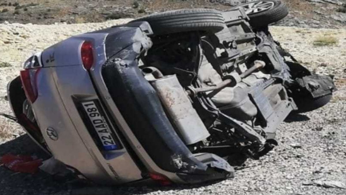 Malatya'da otomobil bariyerlere çarptı: Ölü ve yaralılar var