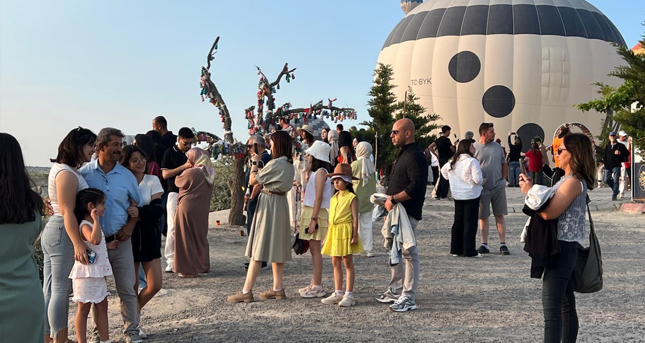 Turistler akın etti: Uzun uzun kuyruklar oluştu thumbnail