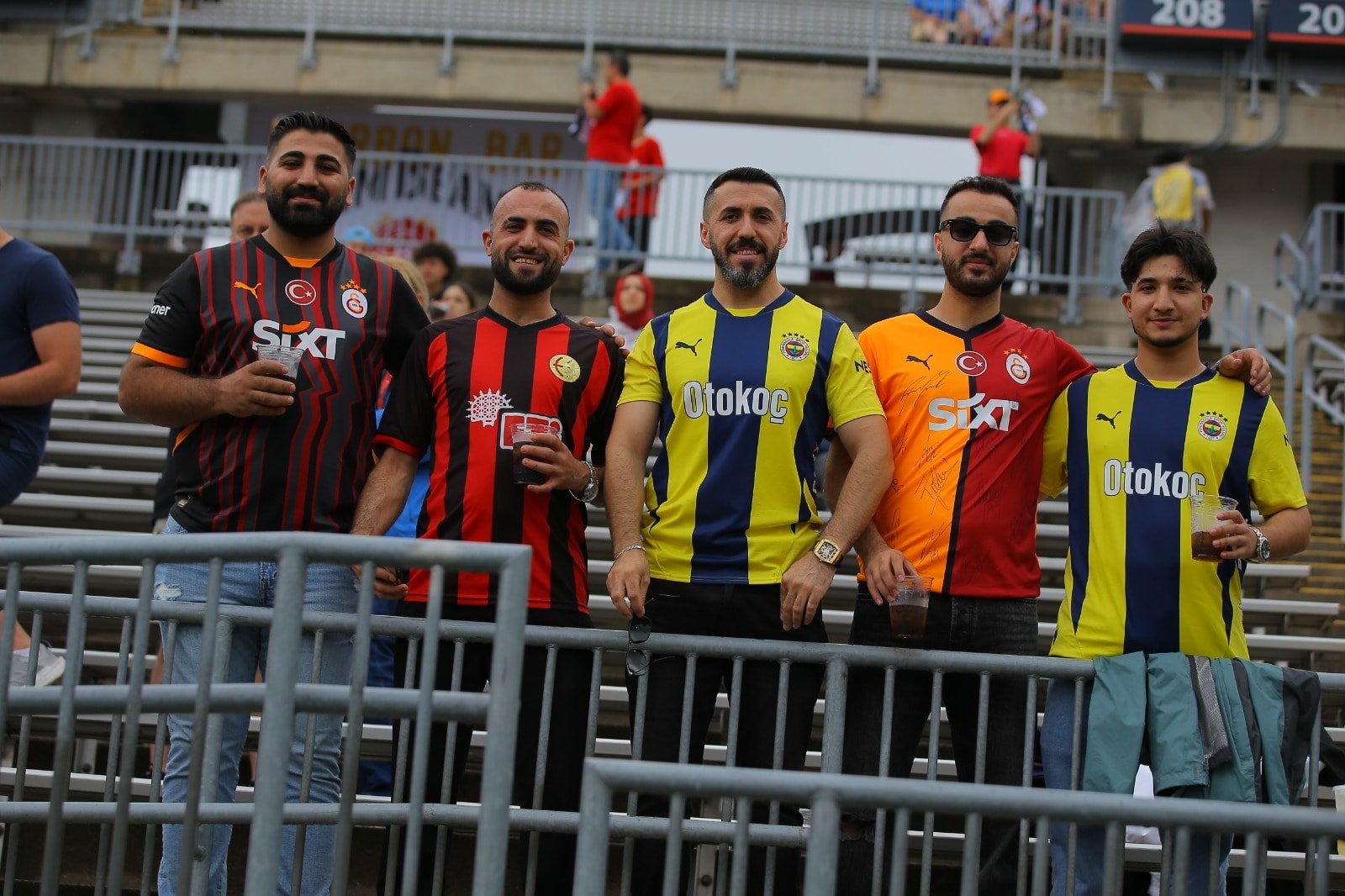 ABD'deki Türkler, milli maça akın etti