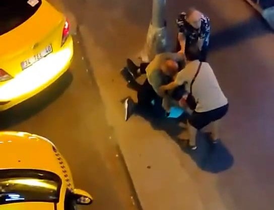 Avcılar'da taksiciler arasında tekmeli yumruklu müşteri kavgası