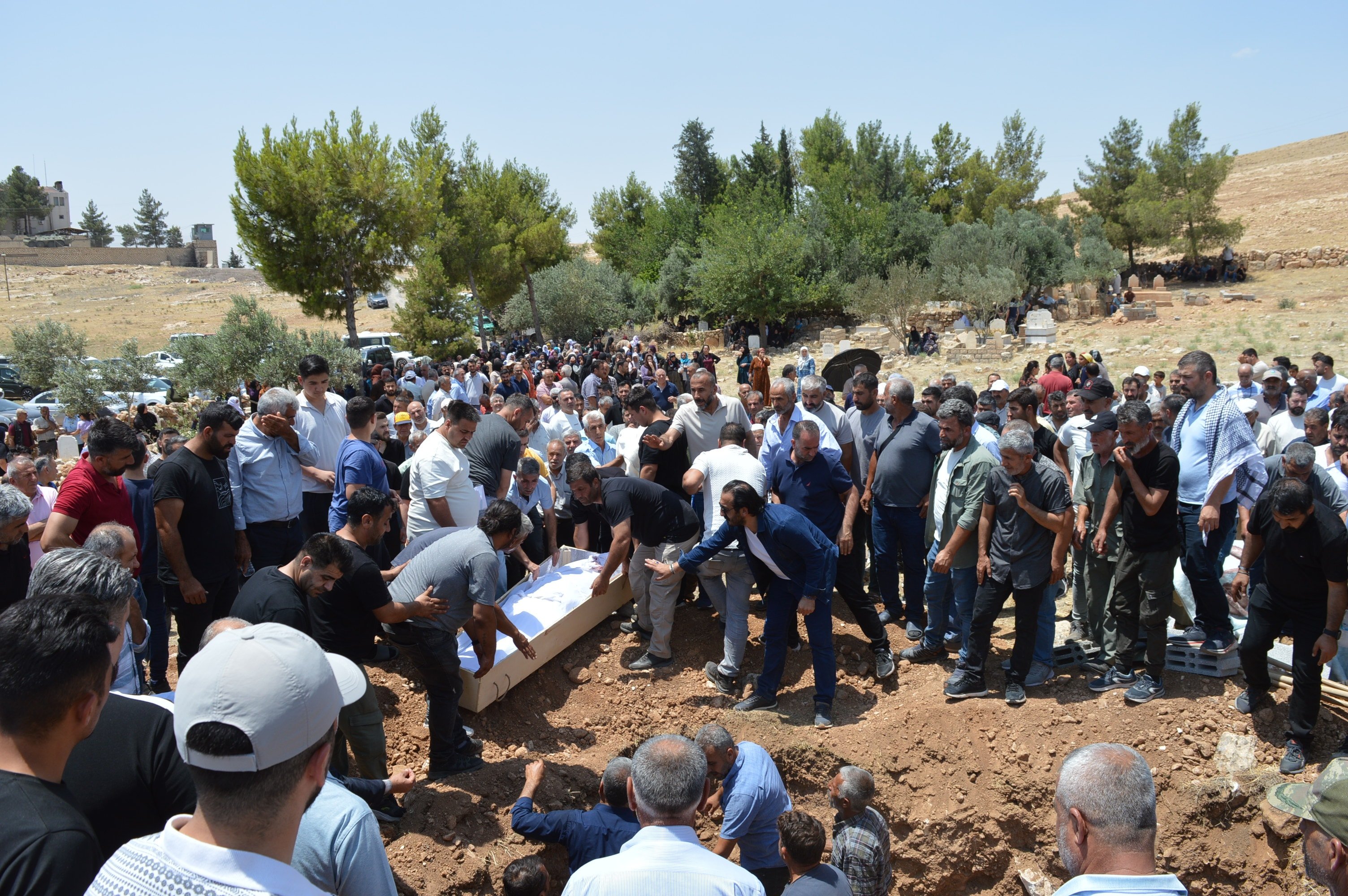 İzmir'de kazada ölen 3 kardeş, Mardin'de yan yana toprağa verildi