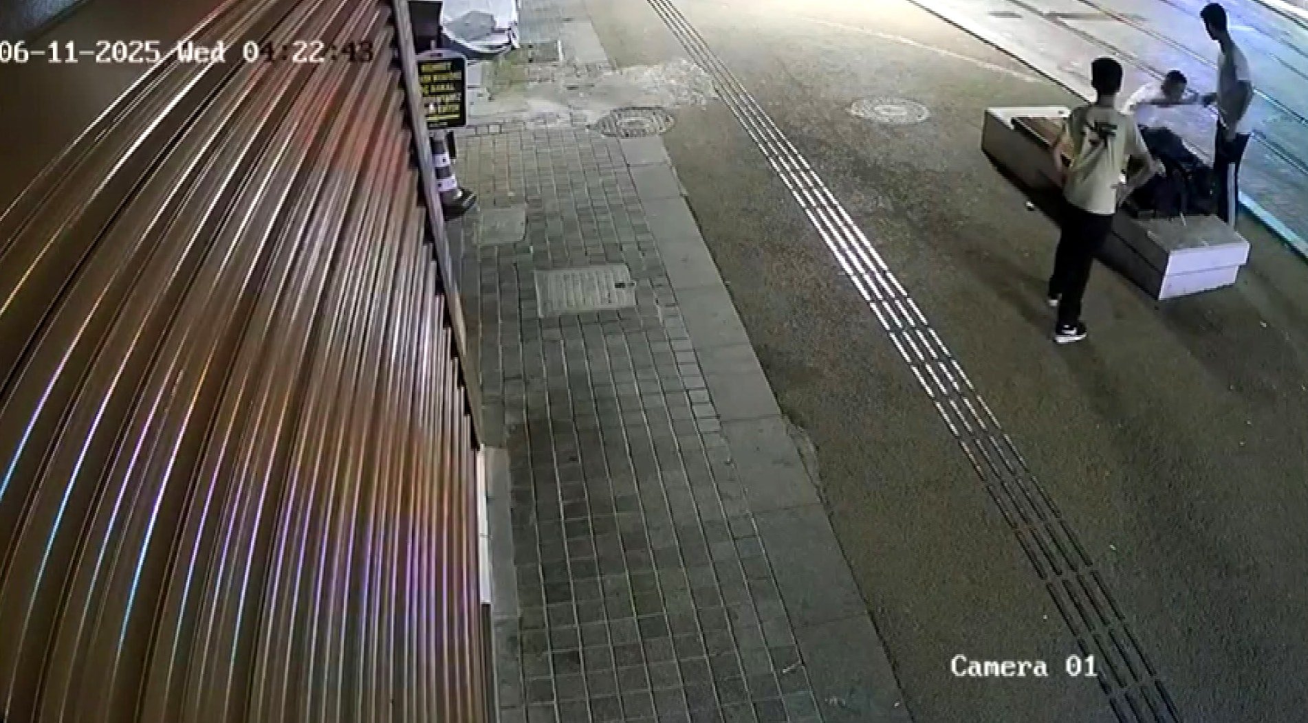 Bankta oturan kişiyi önce dövdü sonra gasbetti