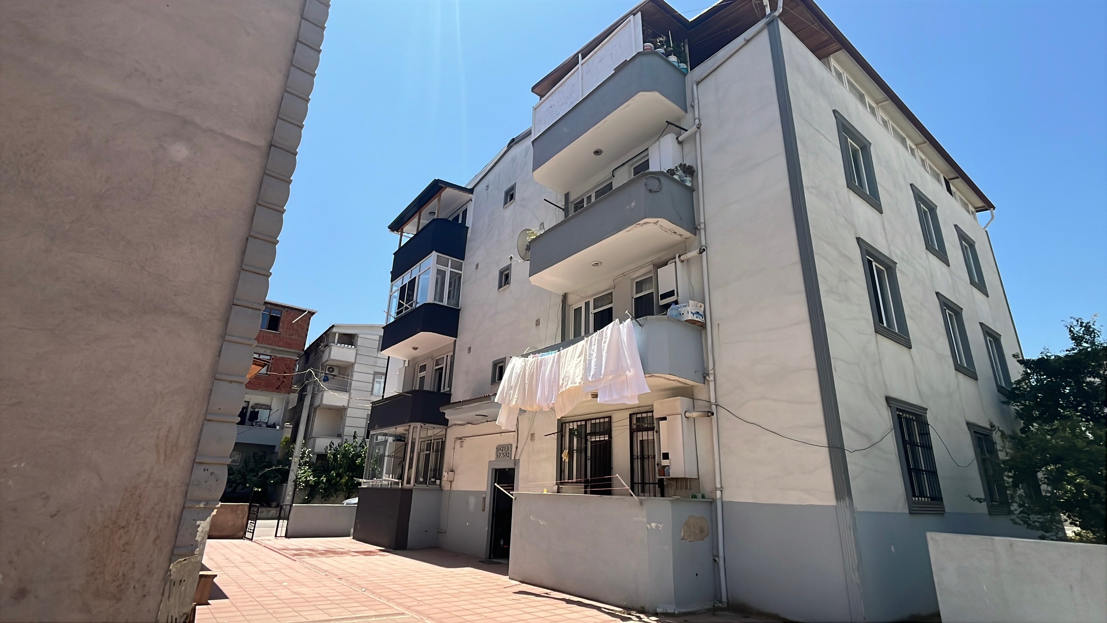 Balkondan düşen bebek ağır yaralandı