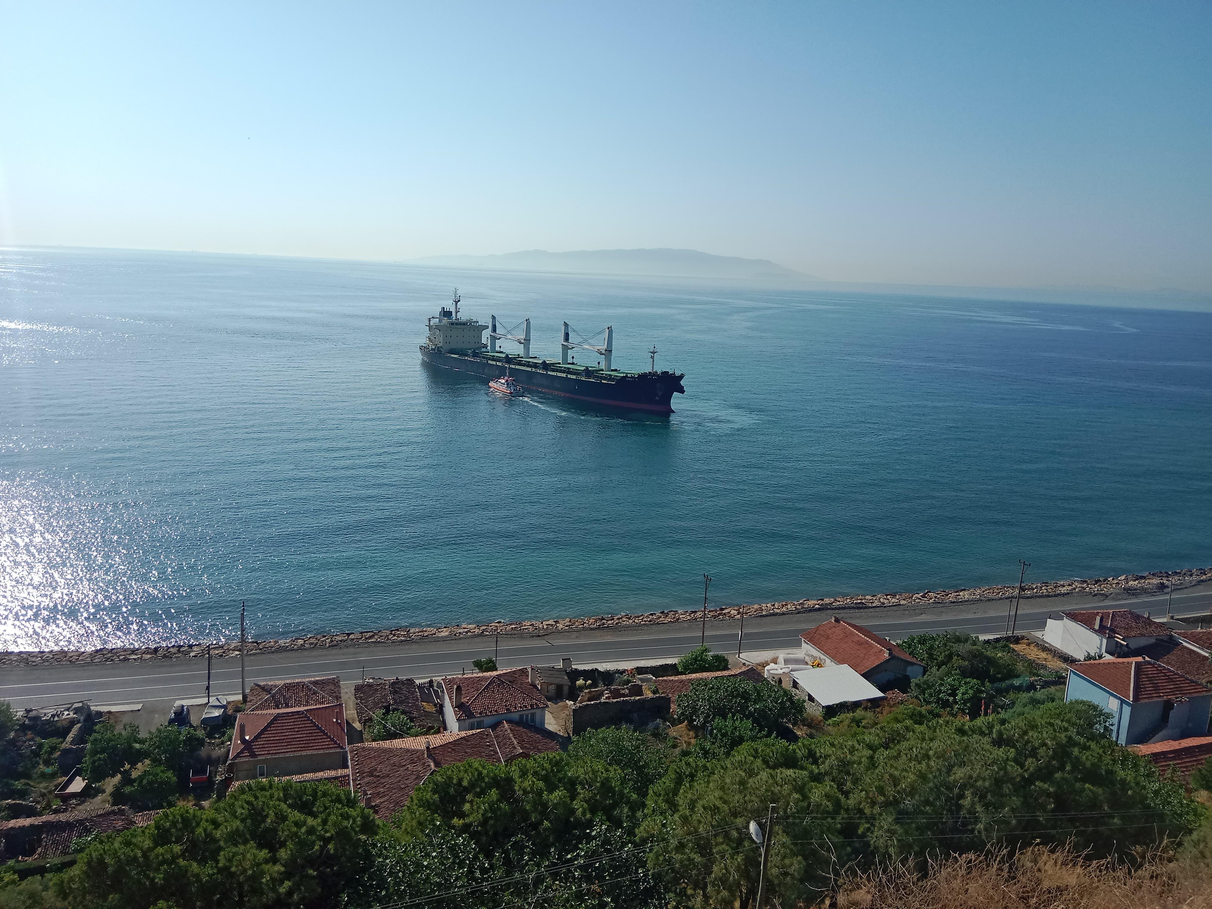 Kuru yük gemisi karaya oturdu!