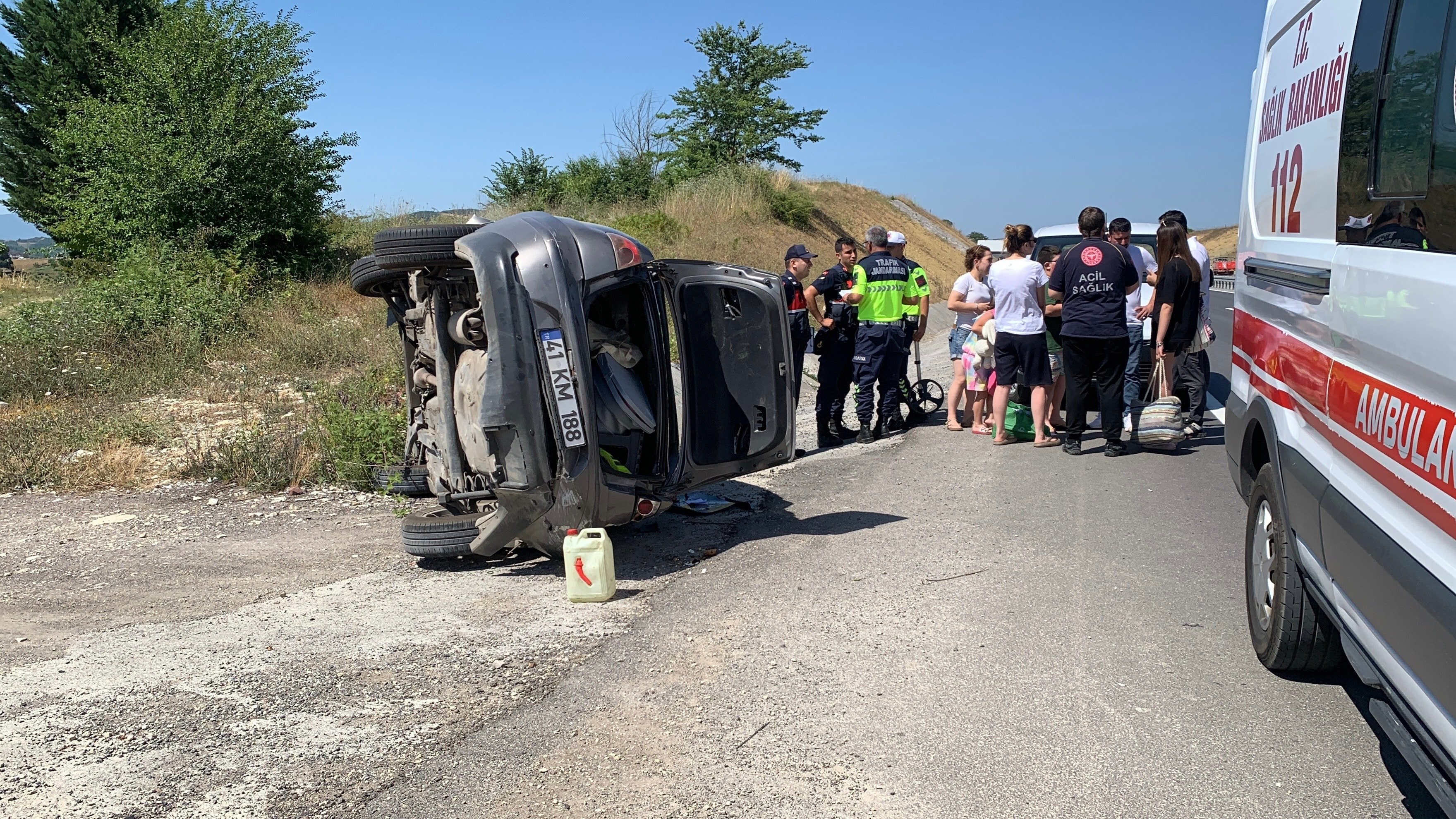 İçinde 3'ü çocuk 5 kişinin olduğu otomobil takla attı