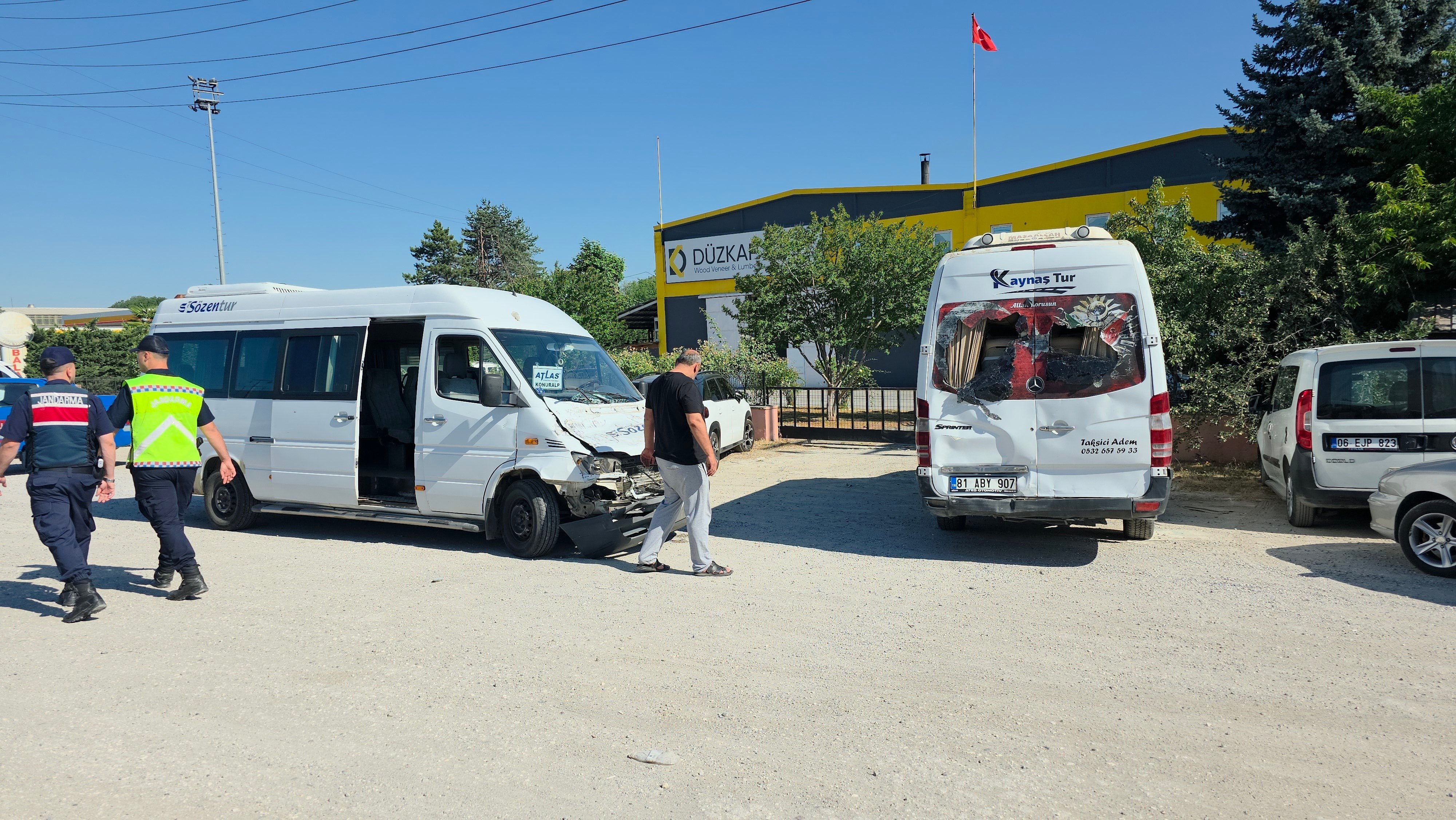 İşçi servis minibüsleri çarpıştı, 8 kişi yaralandı