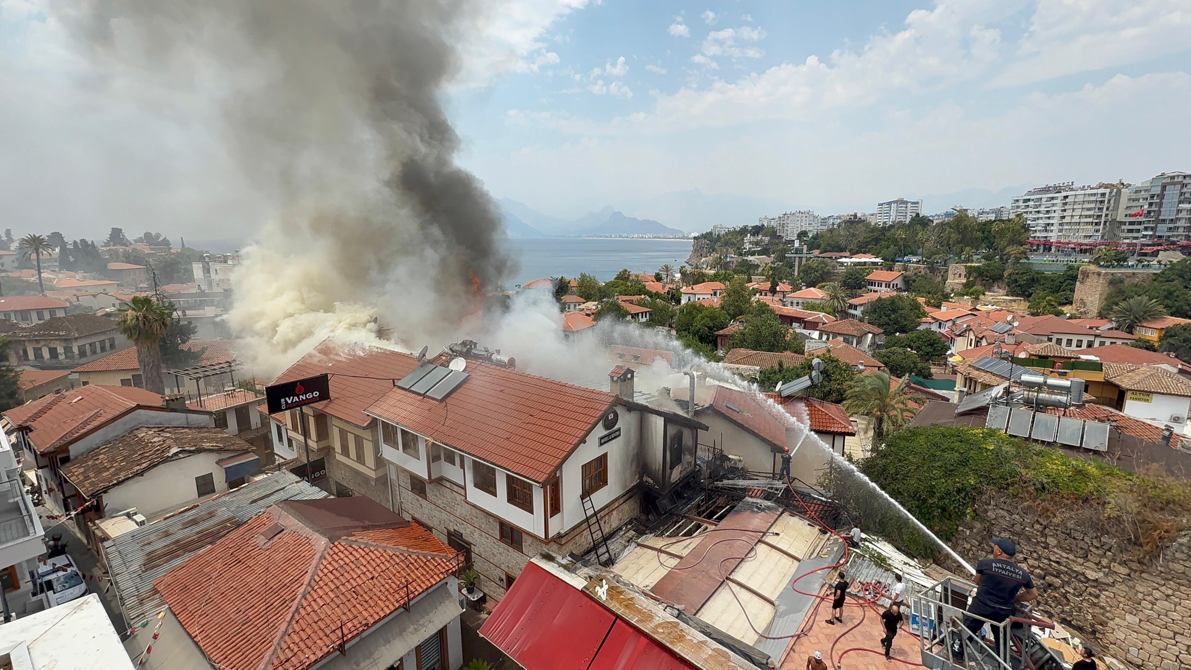 Antalya Kaleiçi'nde yangın! Alevler biri otel 3 iş yerini sardı