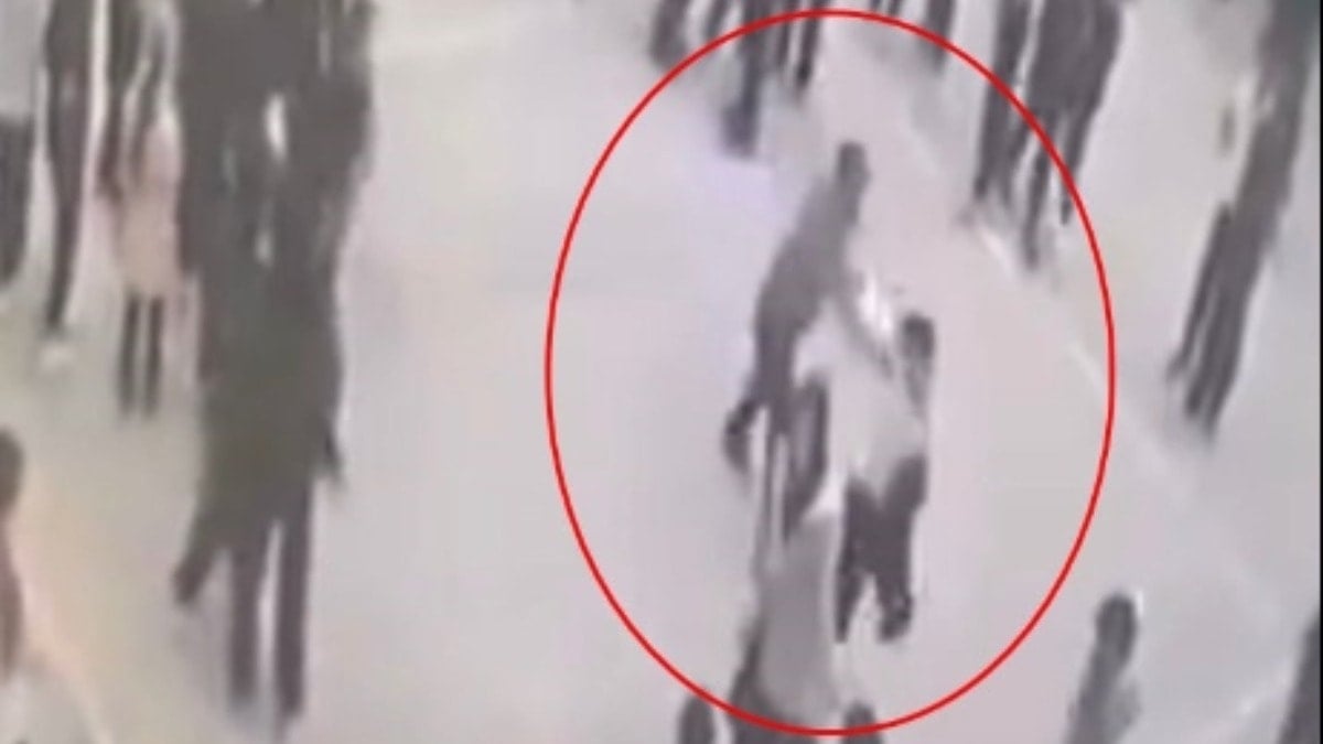 Bu nasıl öğretmen! Arkadaşlarının gözü önünde tekme tokat dövdü... 5 bin lira ceza aldı