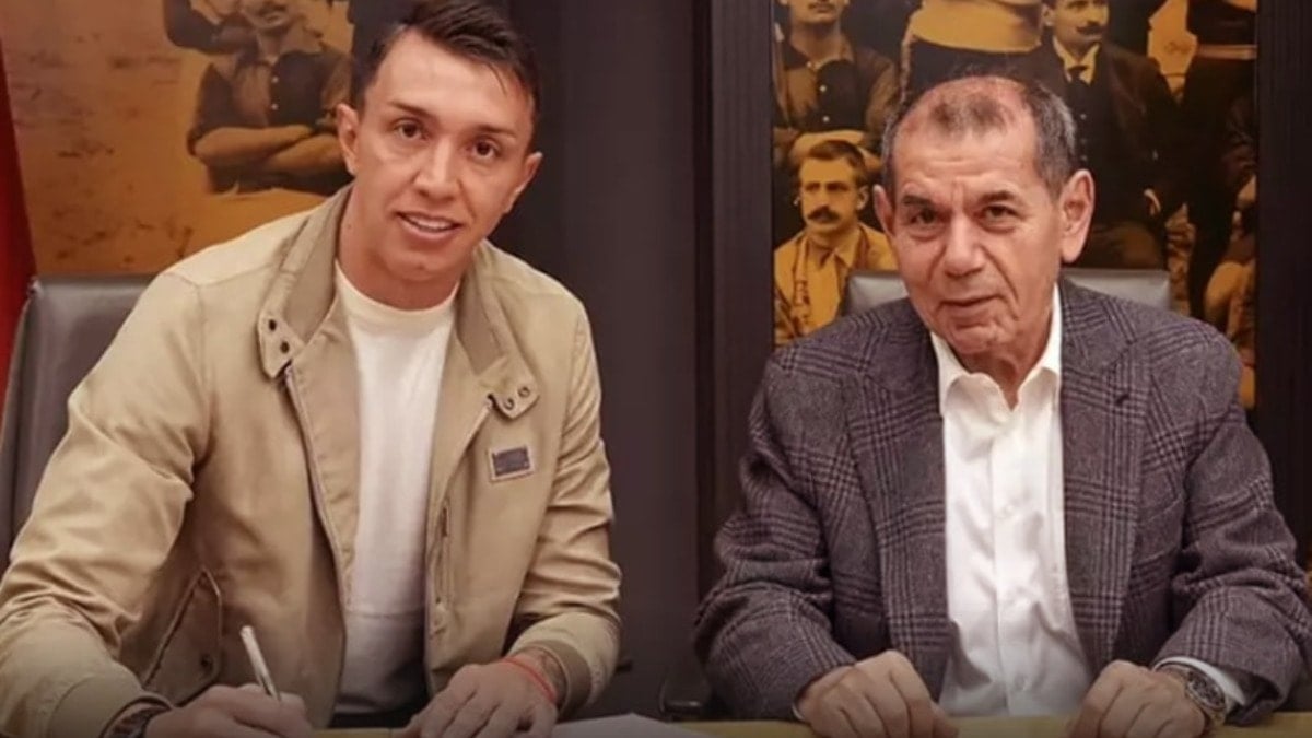 Muslera'dan sürpriz imza