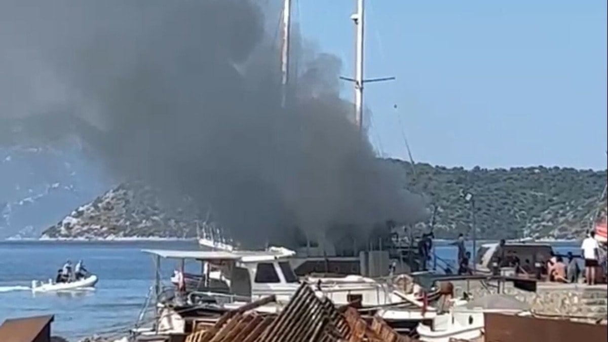 Marmaris'te tekne yangını!