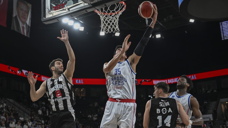 Beşiktaş'ı yenen Anadolu Efes seride öne geçti