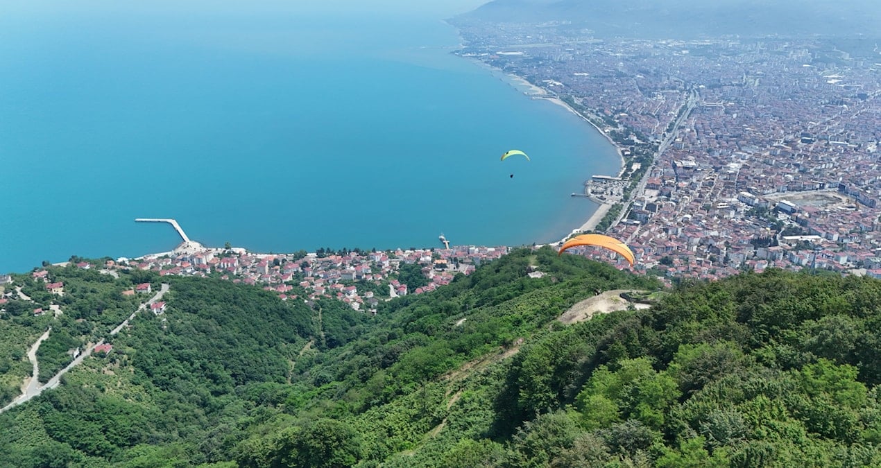 Boztepe'de Yamaç Paraşütü Rüzgarı: Karadeniz'in İncisi Adrenalin Tutkunlarını Bekliyor!