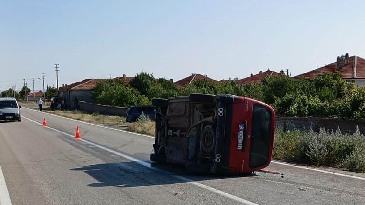 Konya’nın Kulu ilçesinde hafif ticari araç devrildi: 4 kişi yaralandı