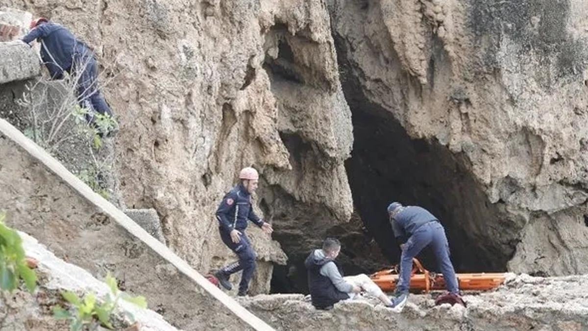 Antalya’da falezlerde mahsur kalan 3 Arnavut turist kurtarıldı